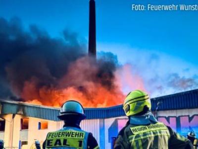 Nach brennender Lagerhalle in Wunstorf: Polizei nennt Schaden und mögliche Ursache