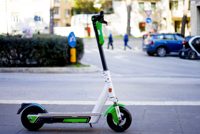 Weniger Roller, weniger Anbieter, neue Gebühren: Neue E-Scooter-Regeln für Hannover
